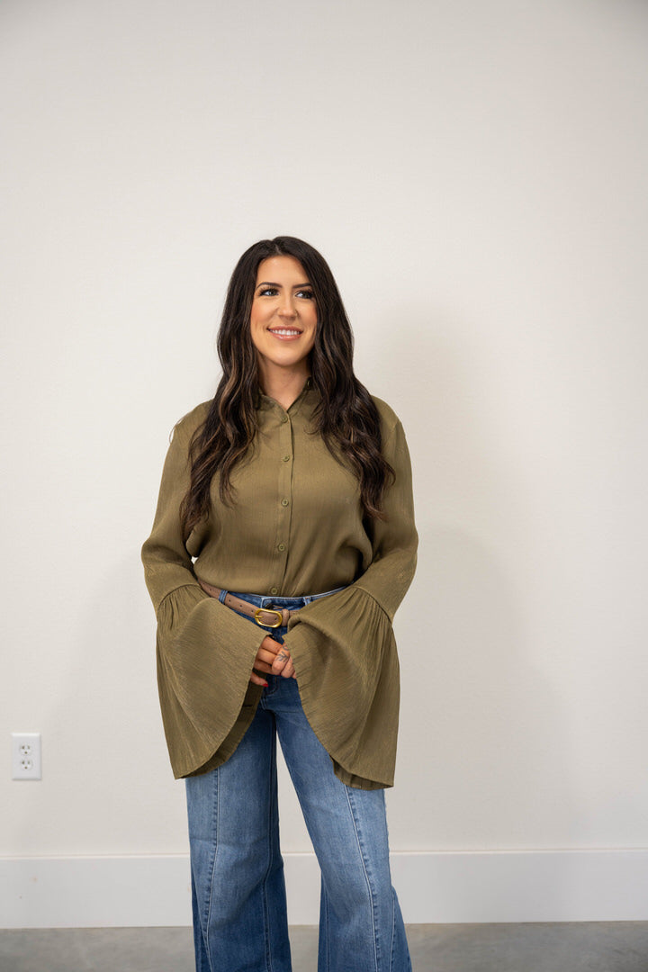 PLEATED BELL SLEEVE BUTTON DOWN