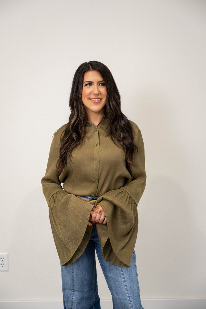 PLEATED BELL SLEEVE BUTTON DOWN