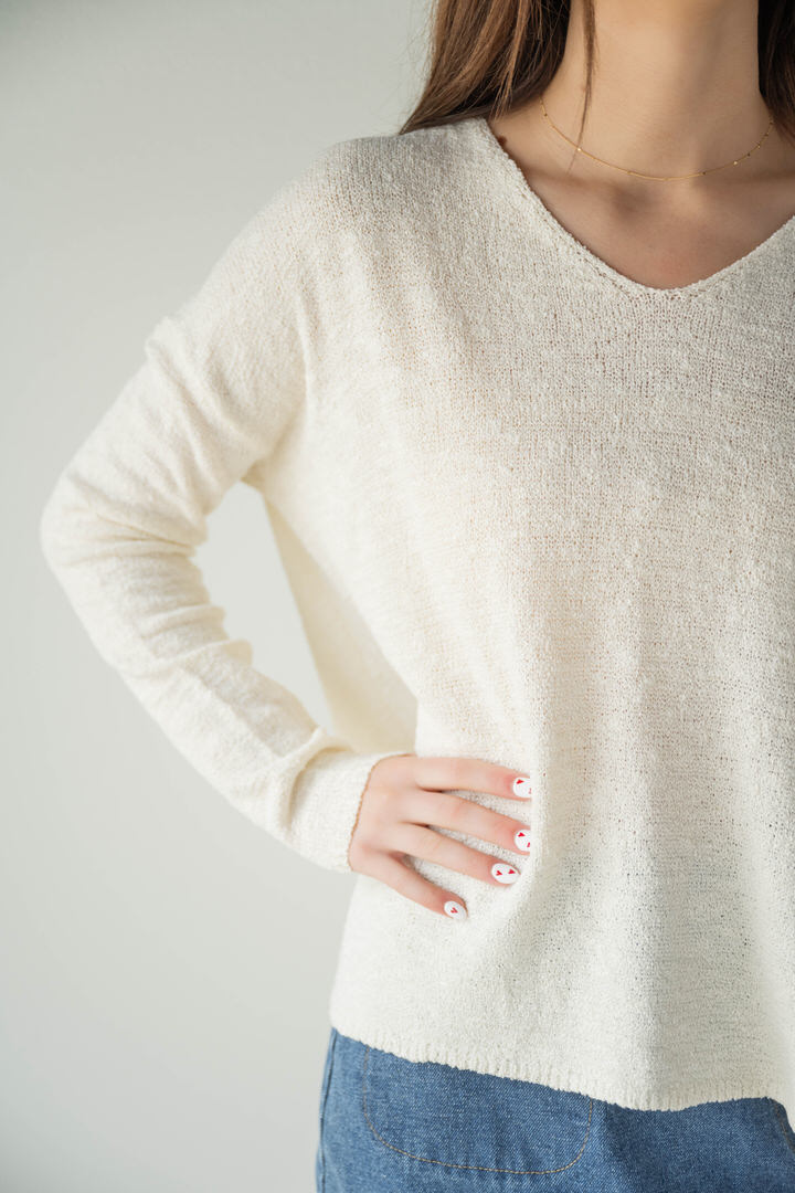 HEATHERED V-NECK LONG SLEEVE SWEATER