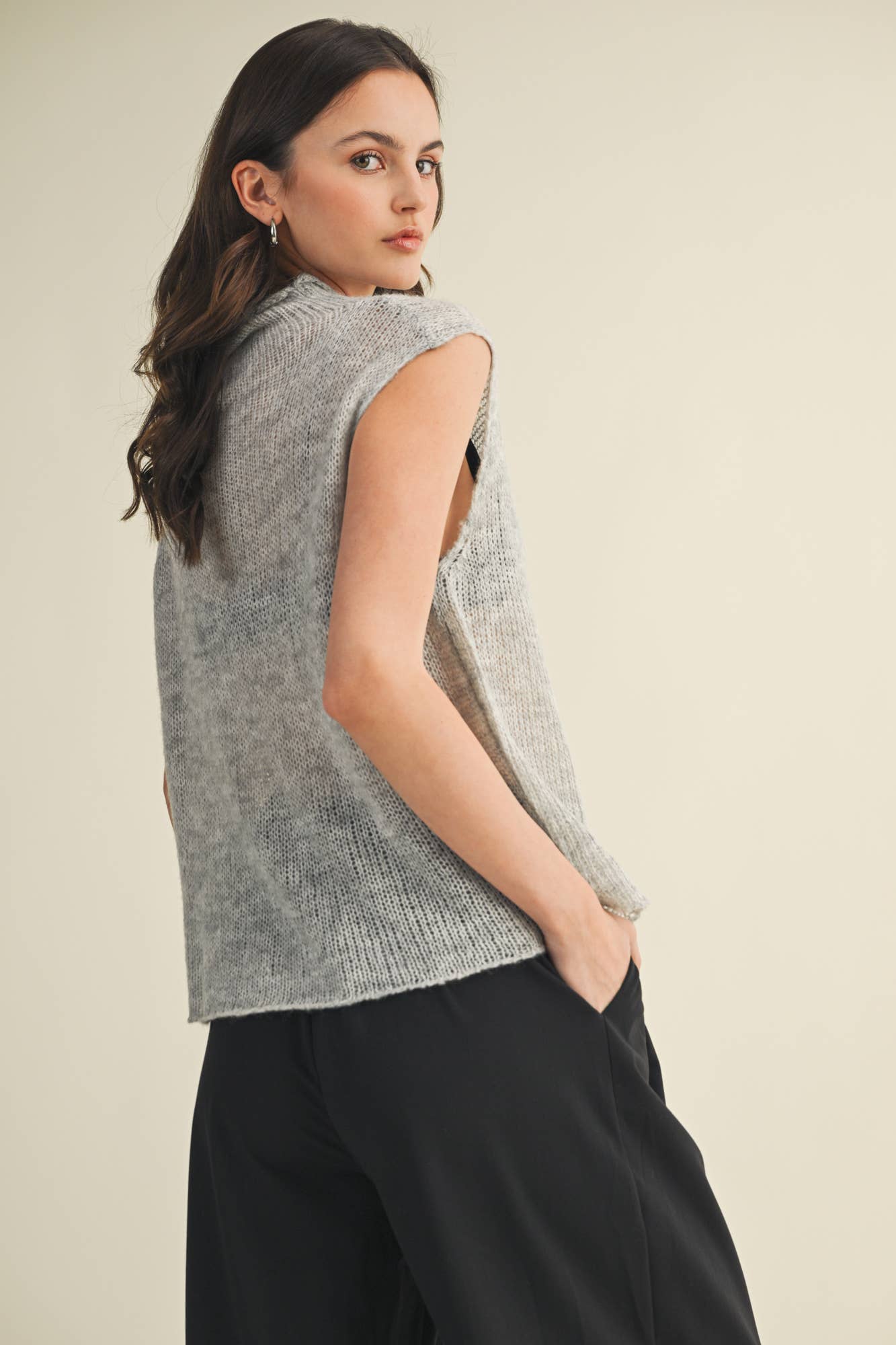 HIGH NECK SLEEVELESS SWEATER TOP