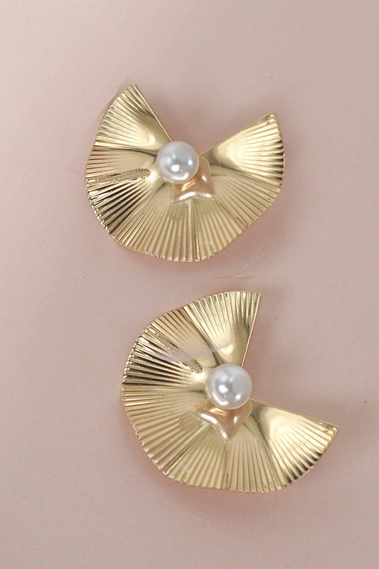 TEXTURED FAN SHAPE PEARL STUD EARRINGS